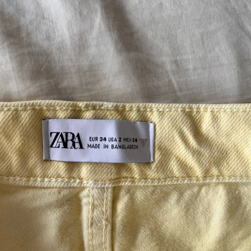 NWT ZARA Mid Rise Patch Pocket Yellow Jeans 2 - Picture 8 of 16